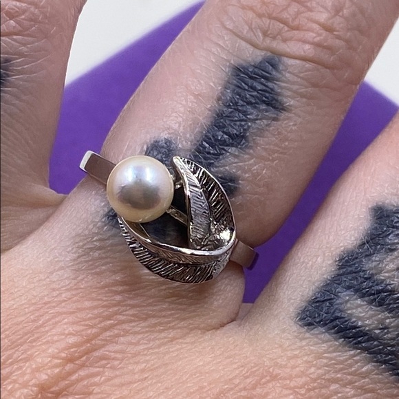 💛 Elegant Silver Pearl Leaf Ring - Picture 4 of 8